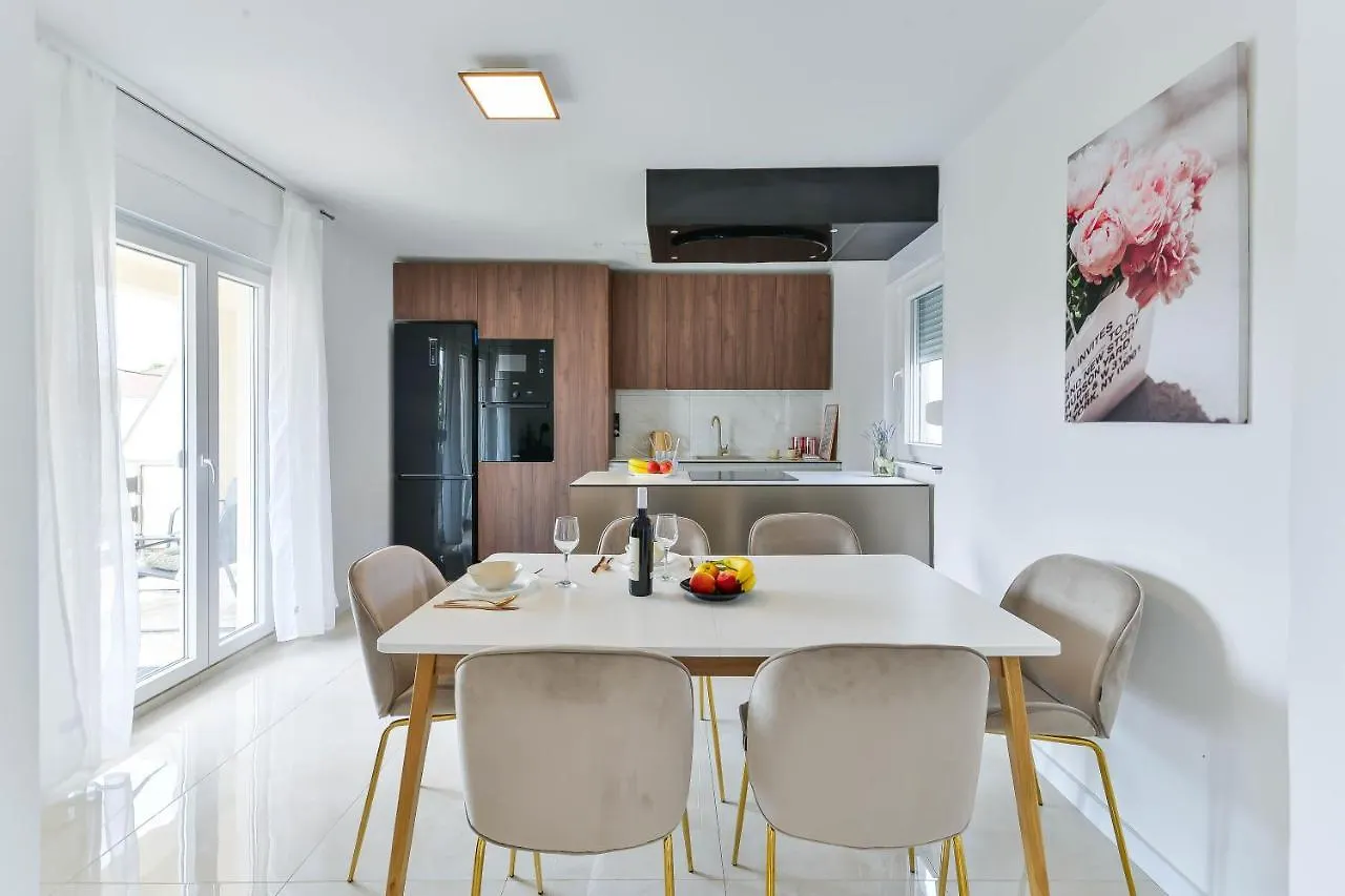 Crowonder Borik Apartment Near The Sea With 2 Balcony, Garden And Bbq Zara Croazia